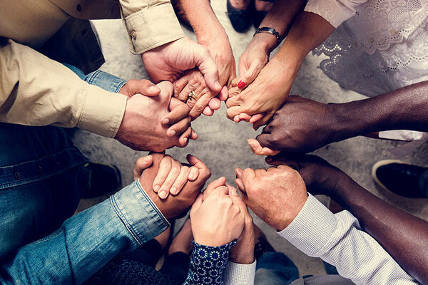 Menschen, die sich an den Händen halten