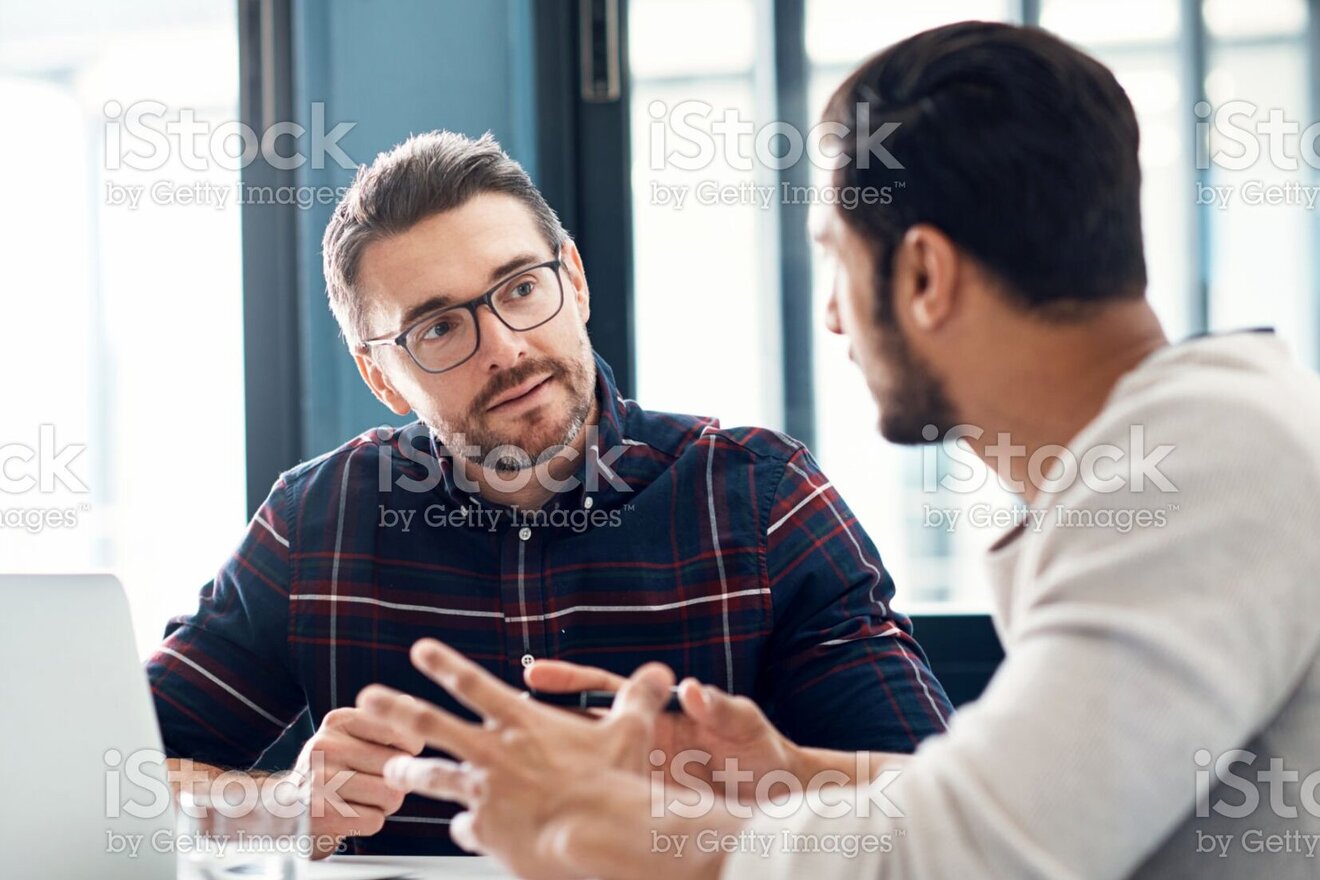 Zwei Mitarbeiter im Gespräch