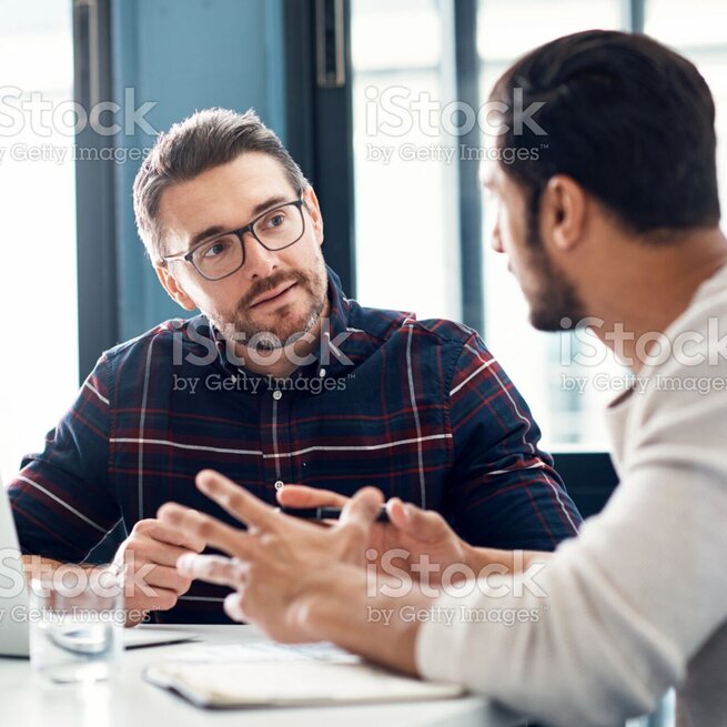 Zwei Mitarbeiter im Gespräch